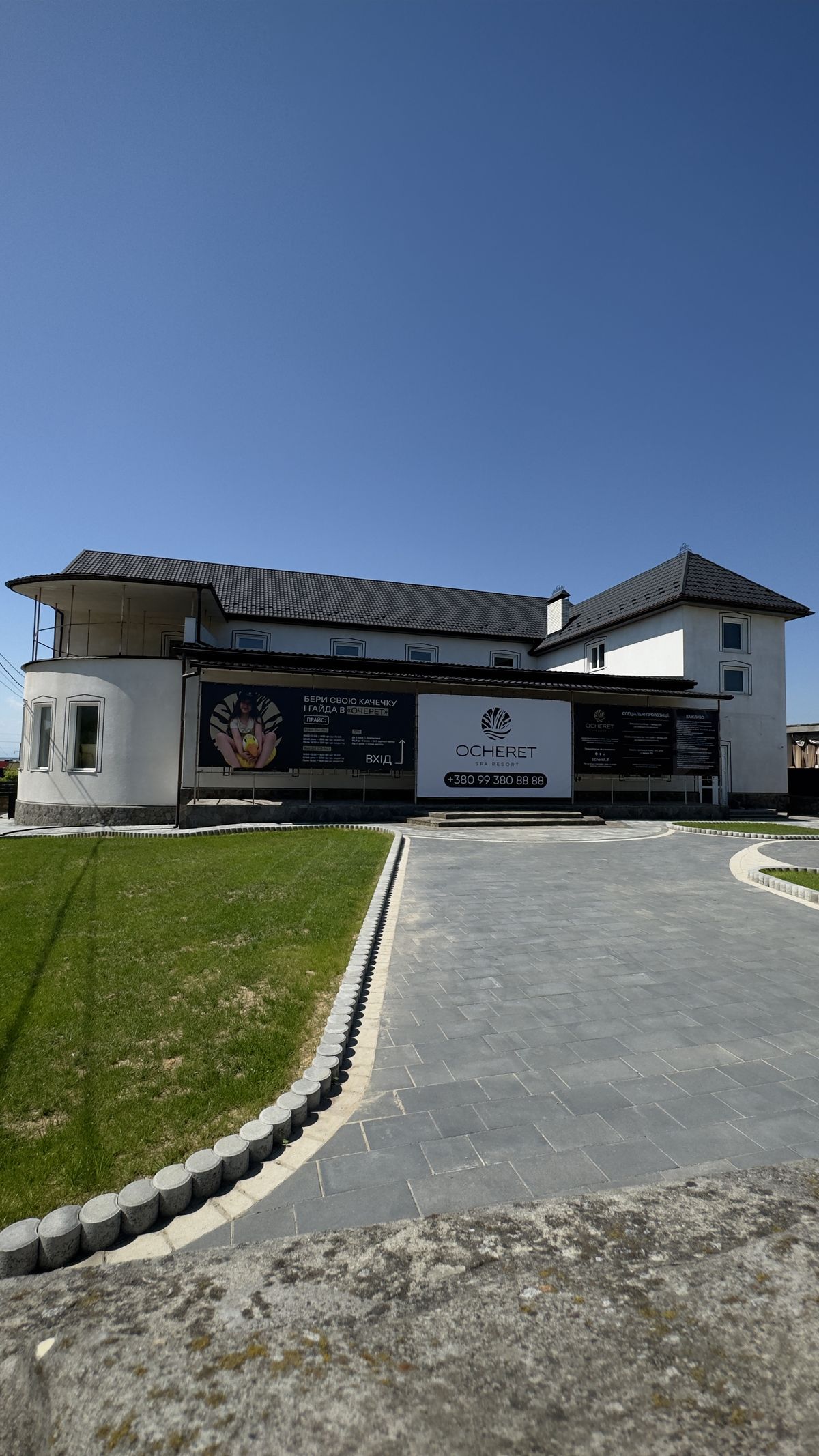 Лежаки на терасі біля басейну